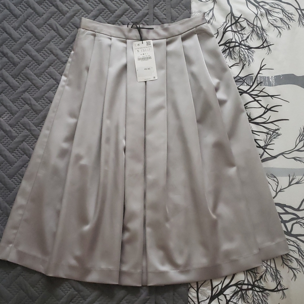 ZARA SATIN PLEATED SKIRT SIZE S
